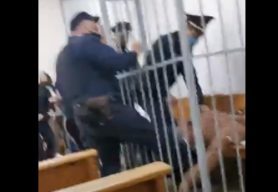 VIDEO 18+ // Imagini ȘOCANTE de la Minsk. Un prizonier politic și-a tăiat gâtul în sala de judecată